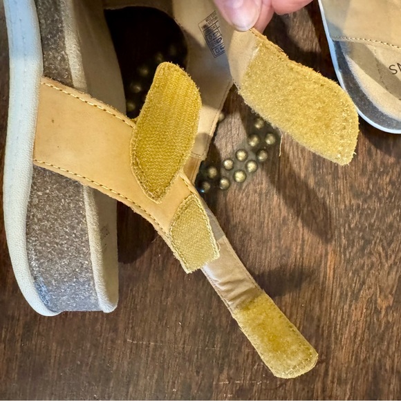 Earth Origins Yellow Sandals Wide Size 10 - Picture 9 of 10